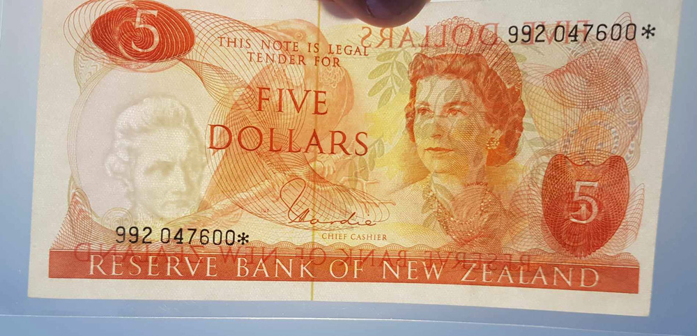 New Zealand 5 Dollars UNC Condition 1967 - Replacement (*) Prefix 